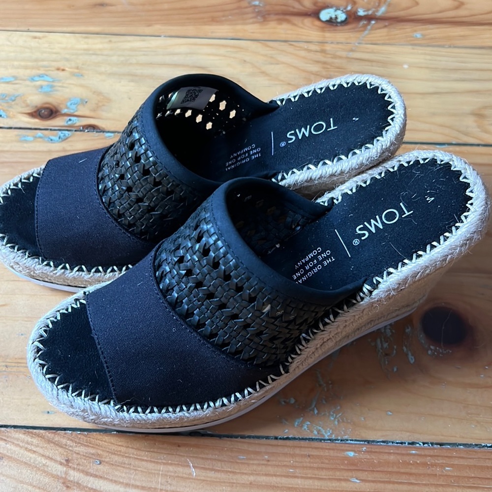 Tom’s size 7 black wedge like new!